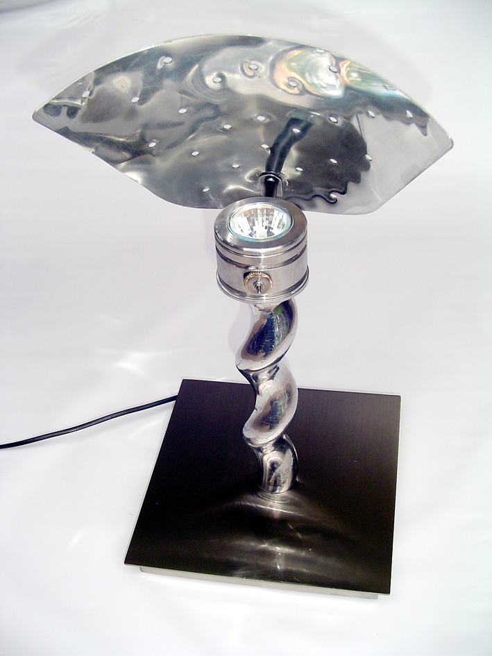 Designer Tischlampe aus Holz und Aluminium