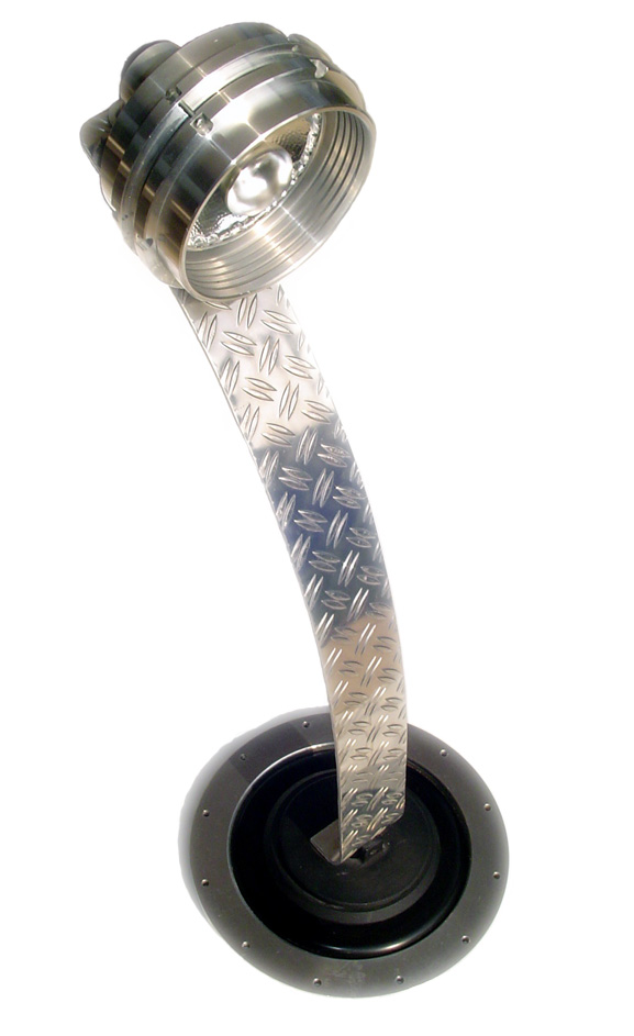 Designer Tischlampe aus Holz und Aluminium